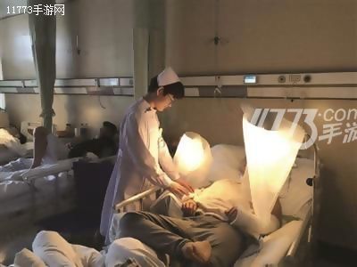小伙玩《王者荣耀》遇连输 竟扎了自己13刀[图]图片1